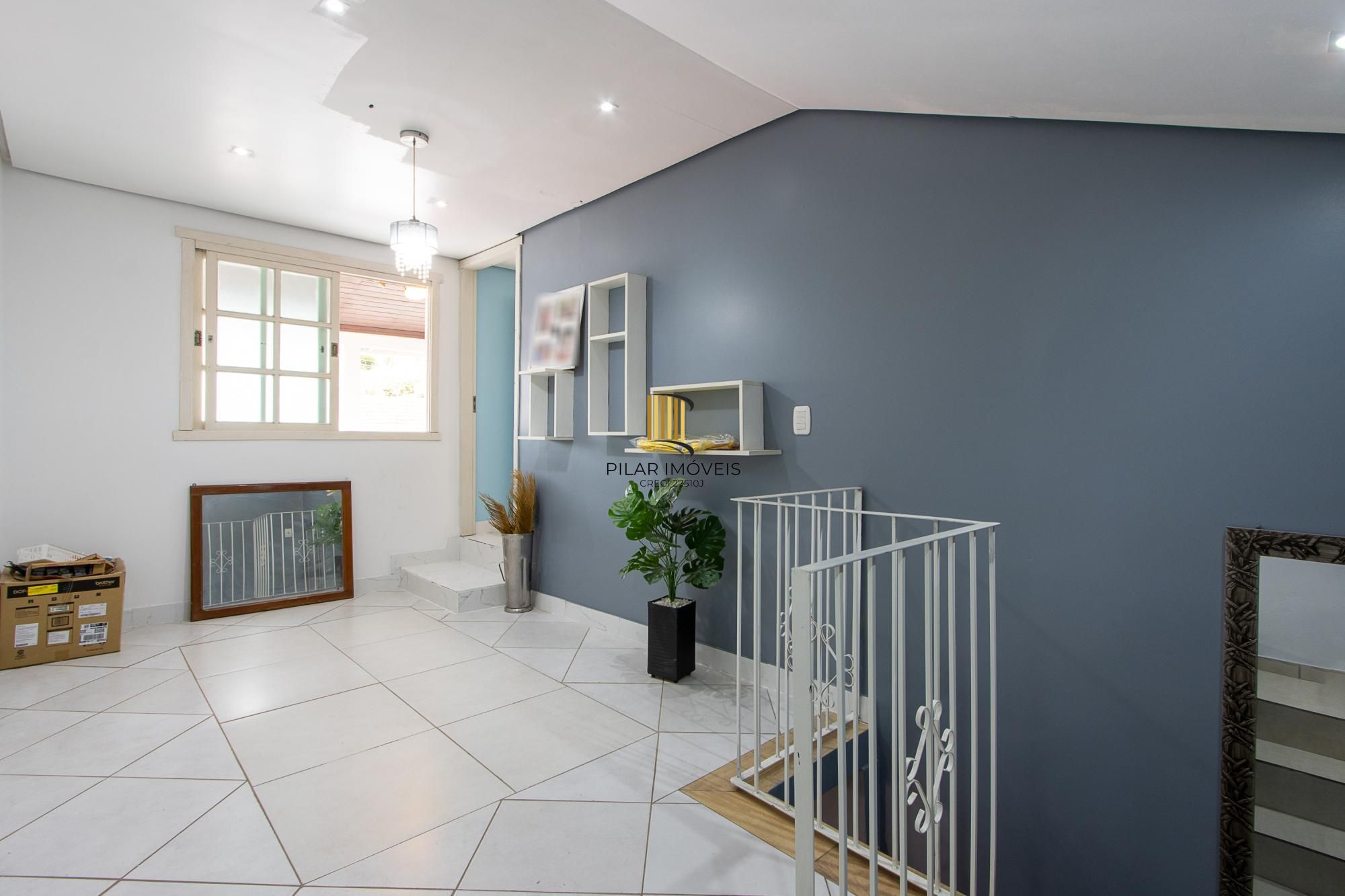 Casa de 4 dormitórios, 2 suítes, piscina, pátio e 2 vagas de garagem.