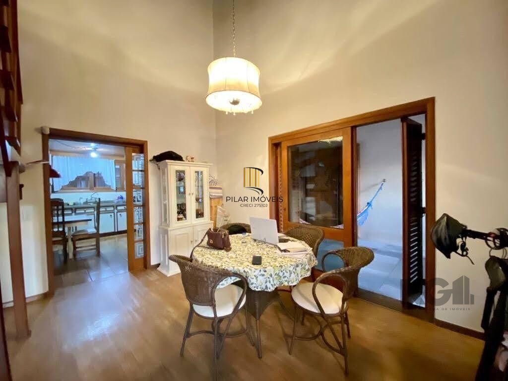 Casa 5 dormitórios no bairro Zona Nova