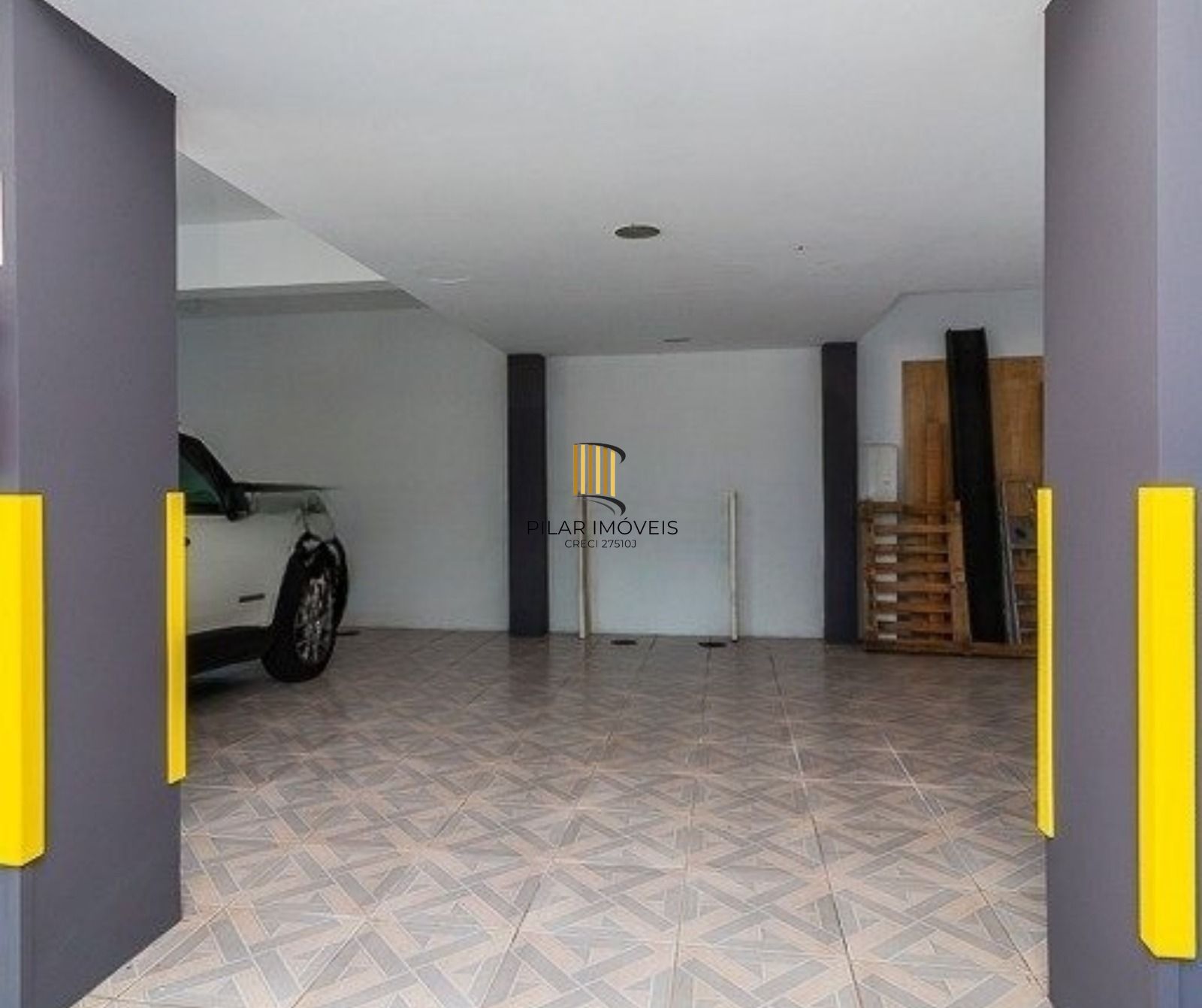 Apartamento de 2 dormitórios, 1 suíte, closet e 2 vagas de garagem .