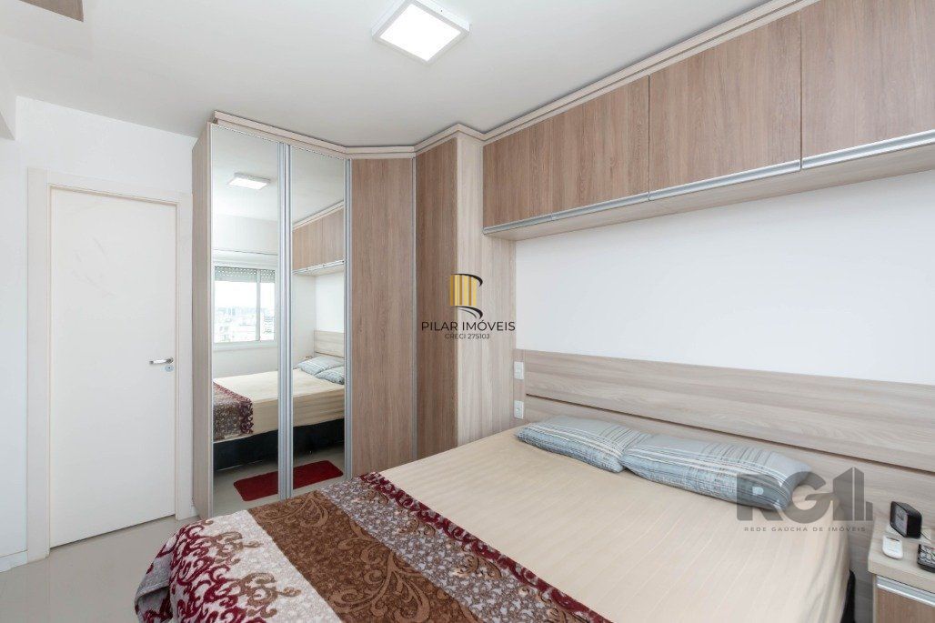 Apartamento andar alto que possui 2 dormitórios, sendo 1 súite, living para 2 ambientes, cozinha mobiliada, banheiro auxiliar