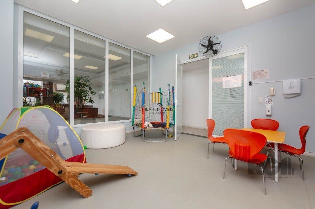 Apartamento andar alto que possui 2 dormitórios, sendo 1 súite, living para 2 ambientes, cozinha mobiliada, banheiro auxiliar