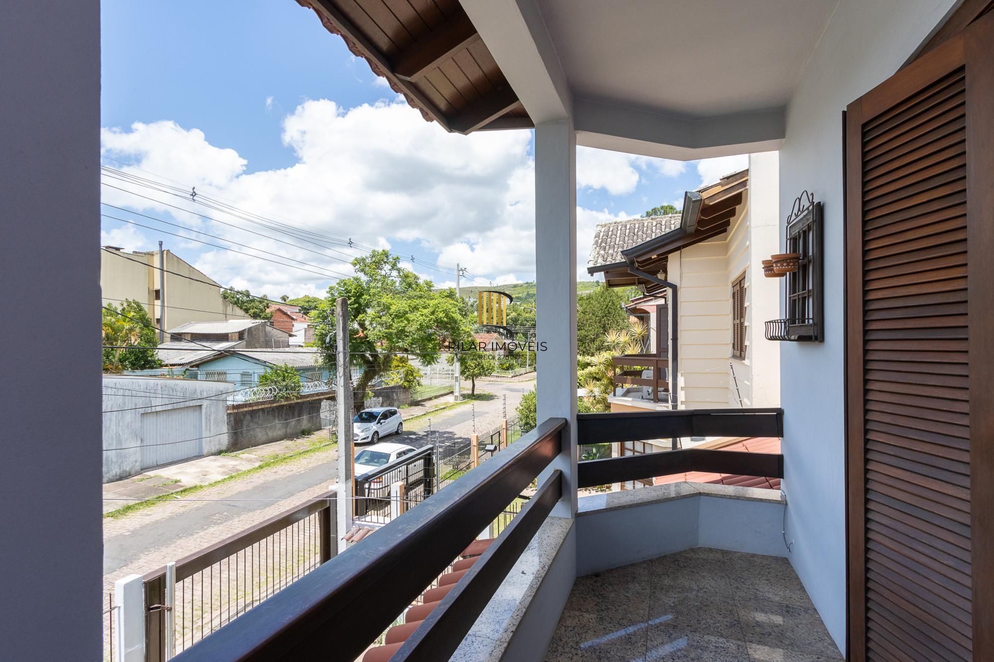 Sobrado, 3 quartos, 2 vagas, pátio com piscina - Bairro Nonoai