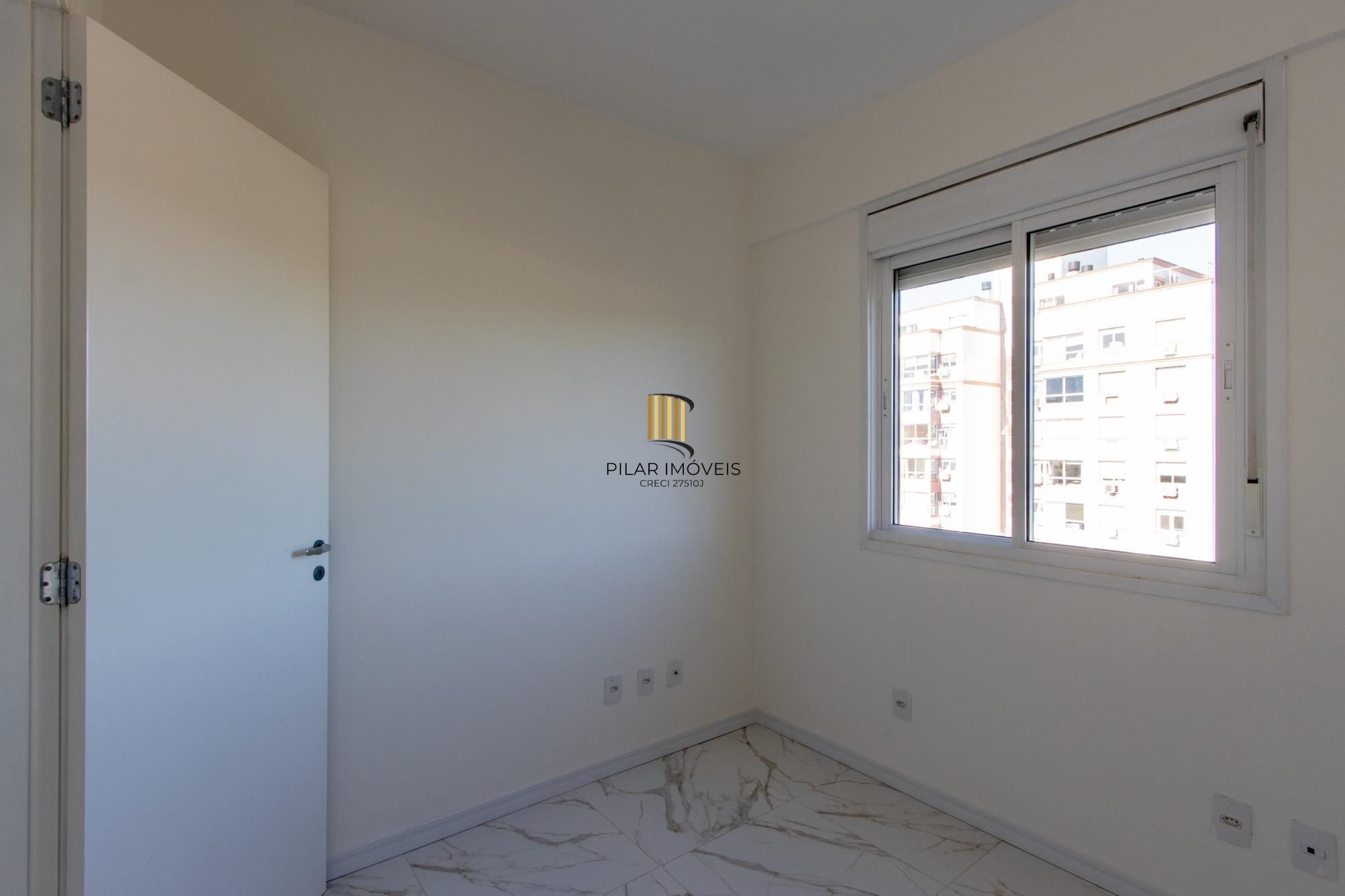 Apto com 3 dormitórios suíte e box coberto ( nunca habitado e reformado )