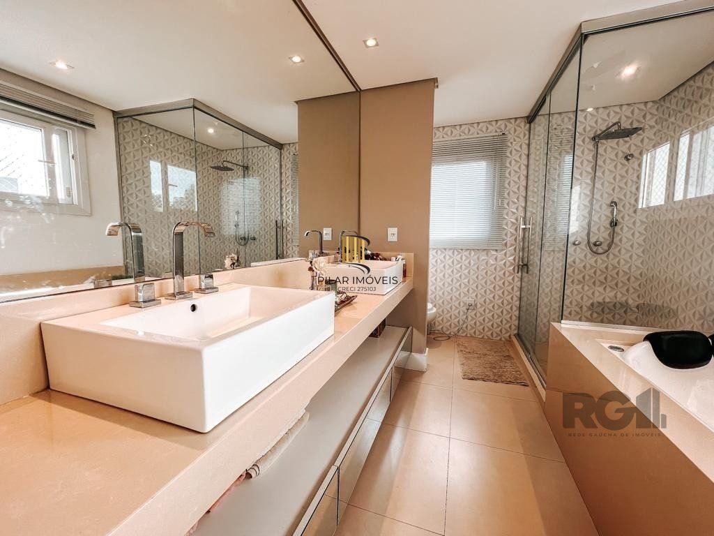Excelente residência com aproximadamente 219m² privativos,