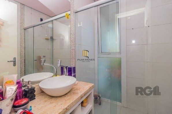 Possui 3 dormitórios sendo 1 ampla suíte com closet e sacada, living em conceito aberto,  cozinha integrada