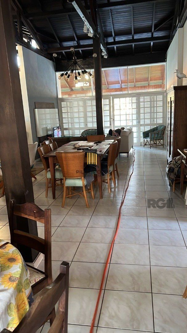 Casa 5 dormitórios no bairro Atlântida