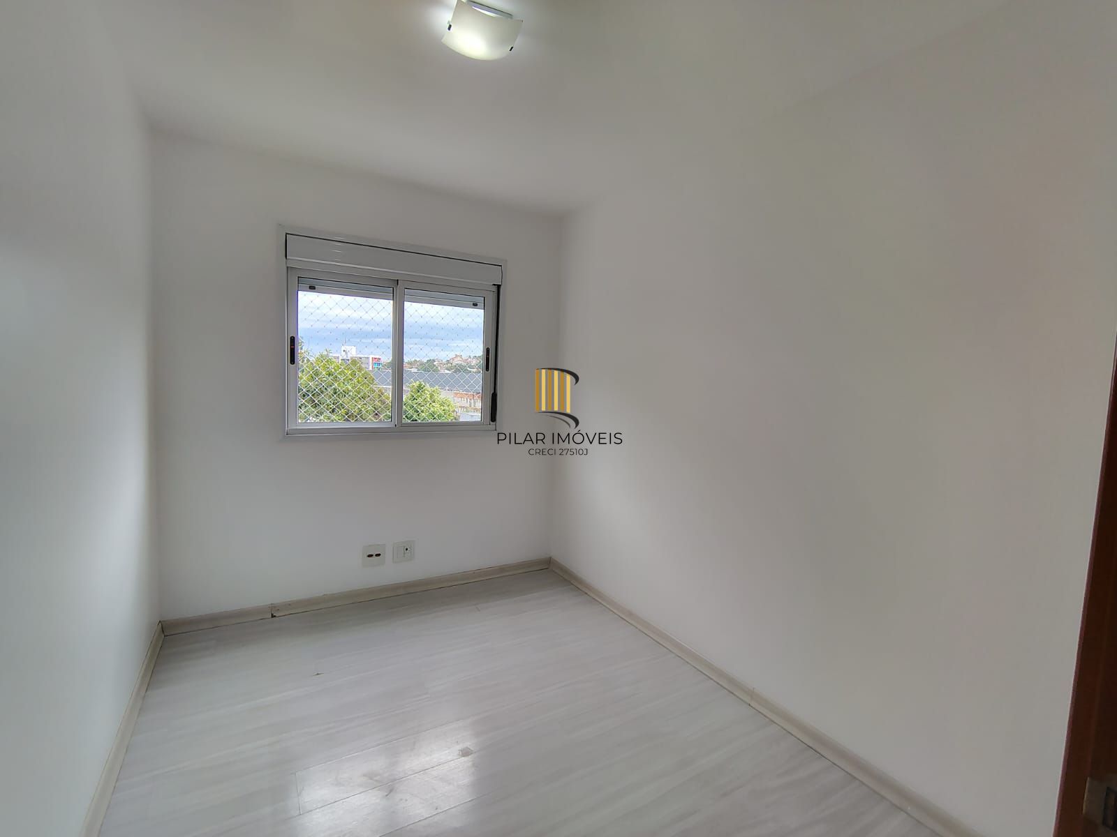 Apartamento de 2 dormitórios, living, cozinha planejada, área de serviço, banheiro social e 1 vaga de garagem escriturada.
