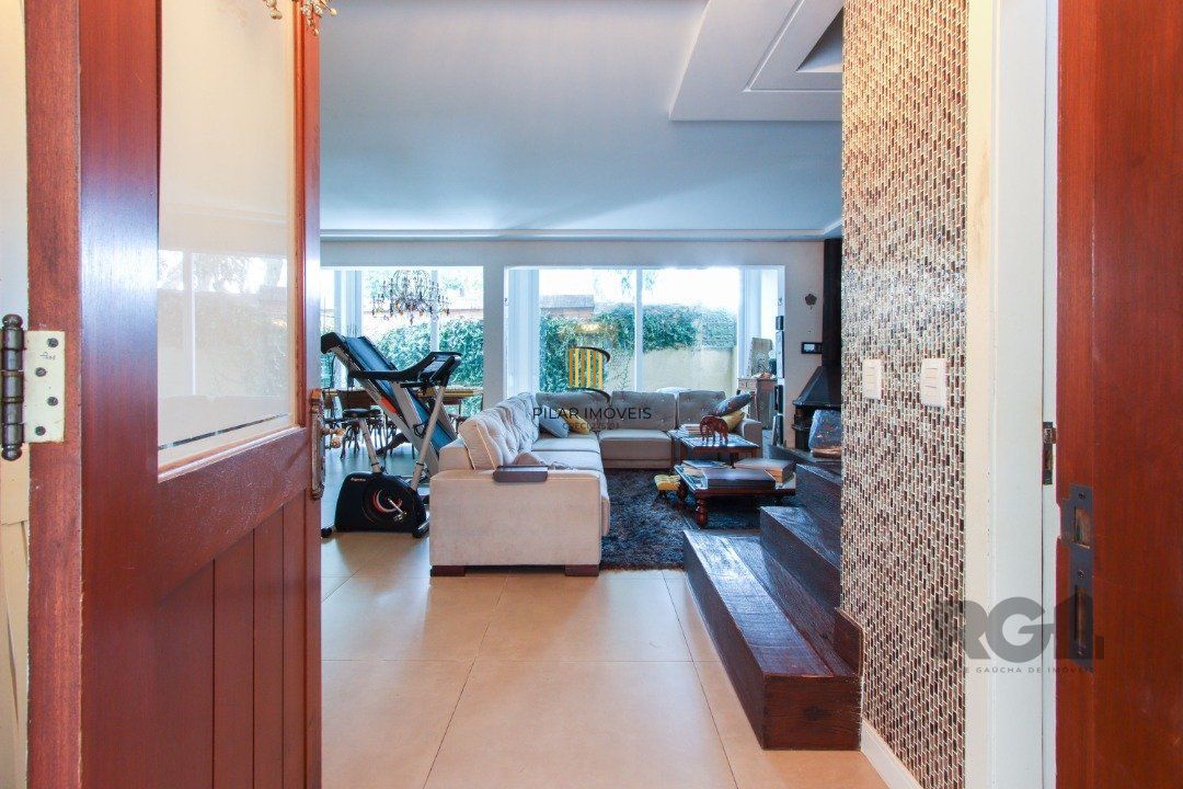 Casa com 327m² de área privativa, oferecendo 3 dormitórios, sendo 3 suítes