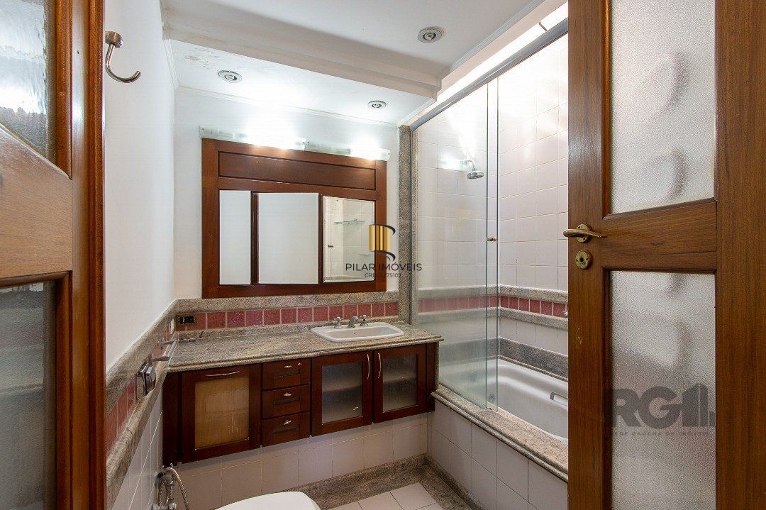 Excelente casa de 3 andares em condomínio fechado