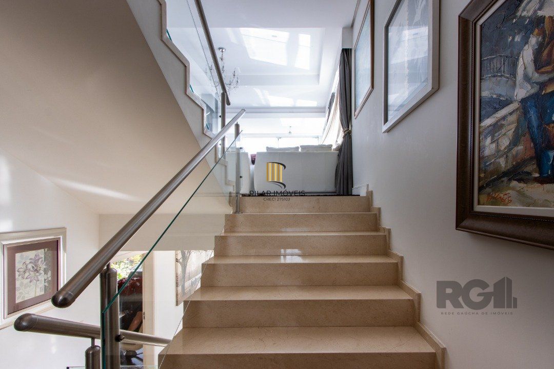 Casa em condominio . com 6 suites, sendo 3 suítes master com closet e hidro.