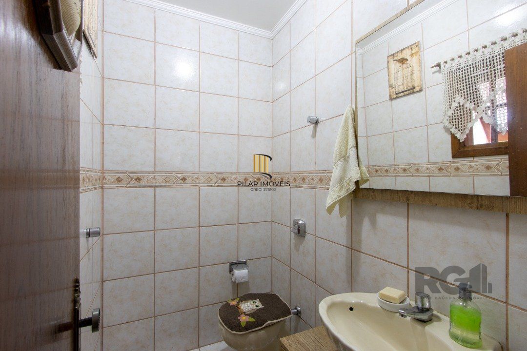 Casa de alvenaria, 3 quartos, 1 suíte, 4 banheiros e 5 vagas de garagem.