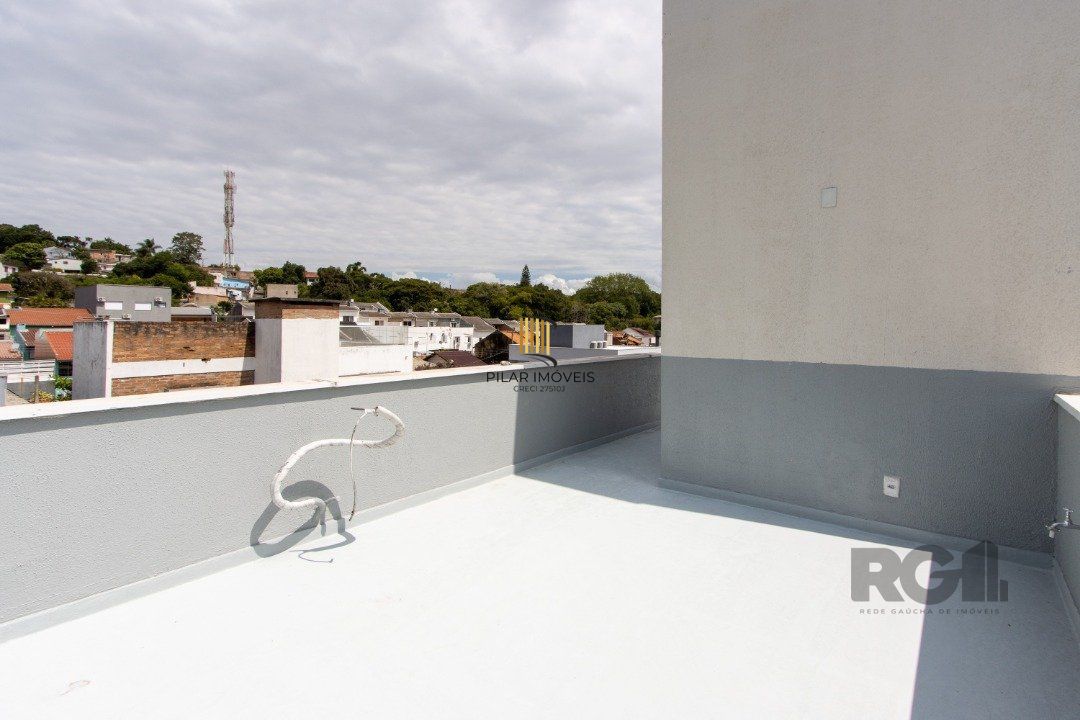 Sobrado com dois andares e área de terraço,