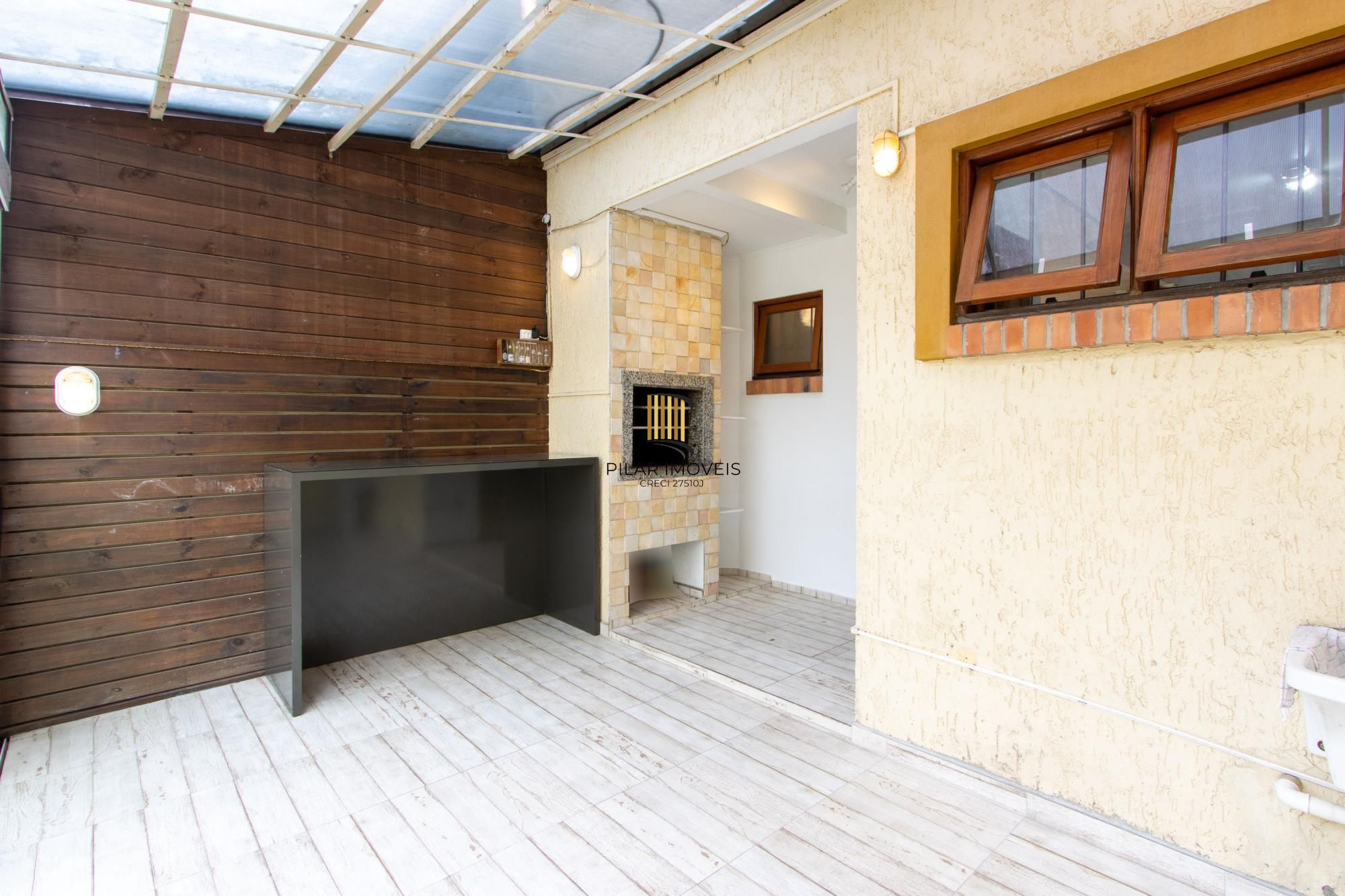 A casa possui 78m² de área construída, com um adicional de 20m²