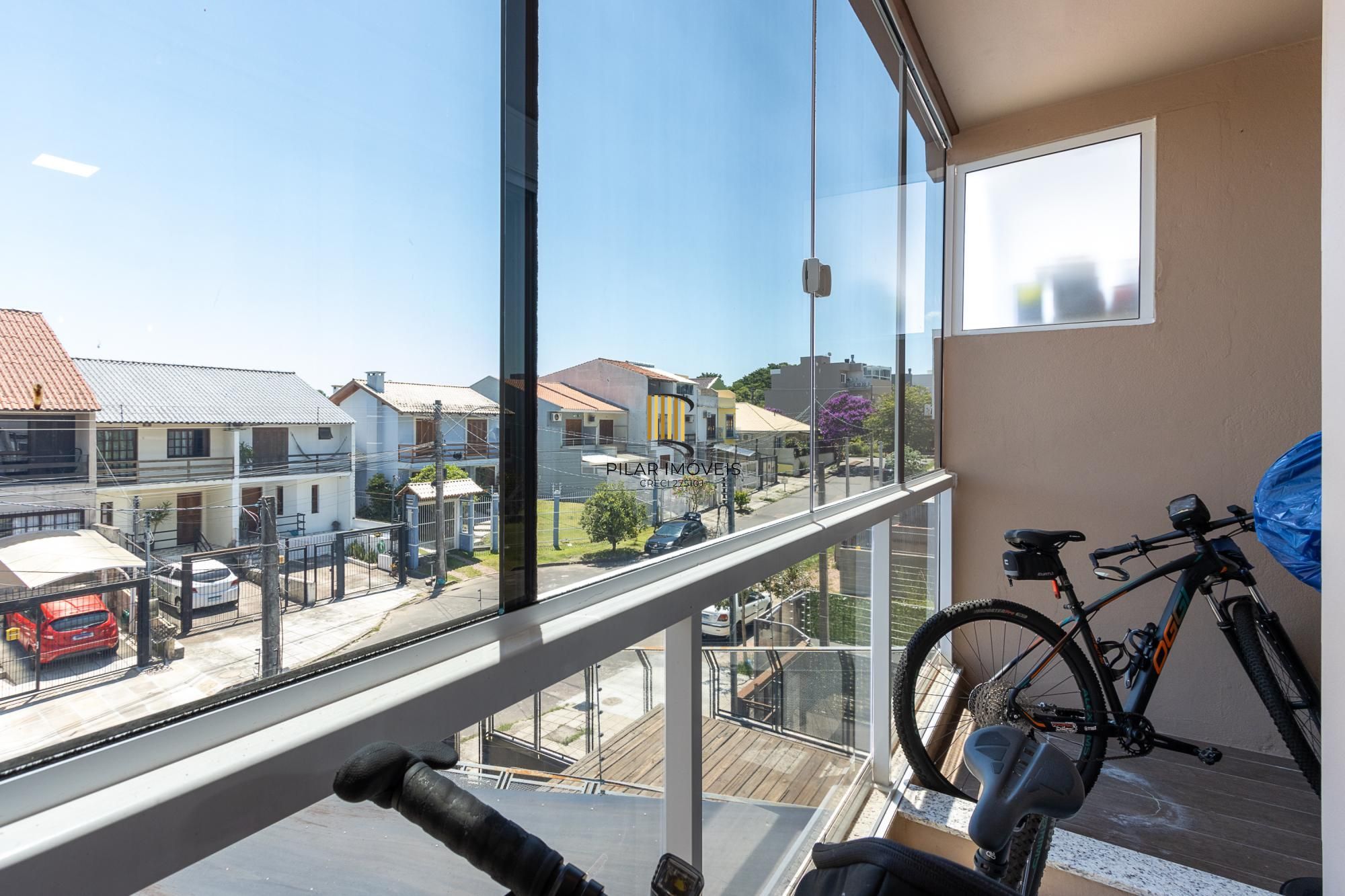 Sobrado com 2 suites e 2 vagas de garagem - Bairro Guarujá