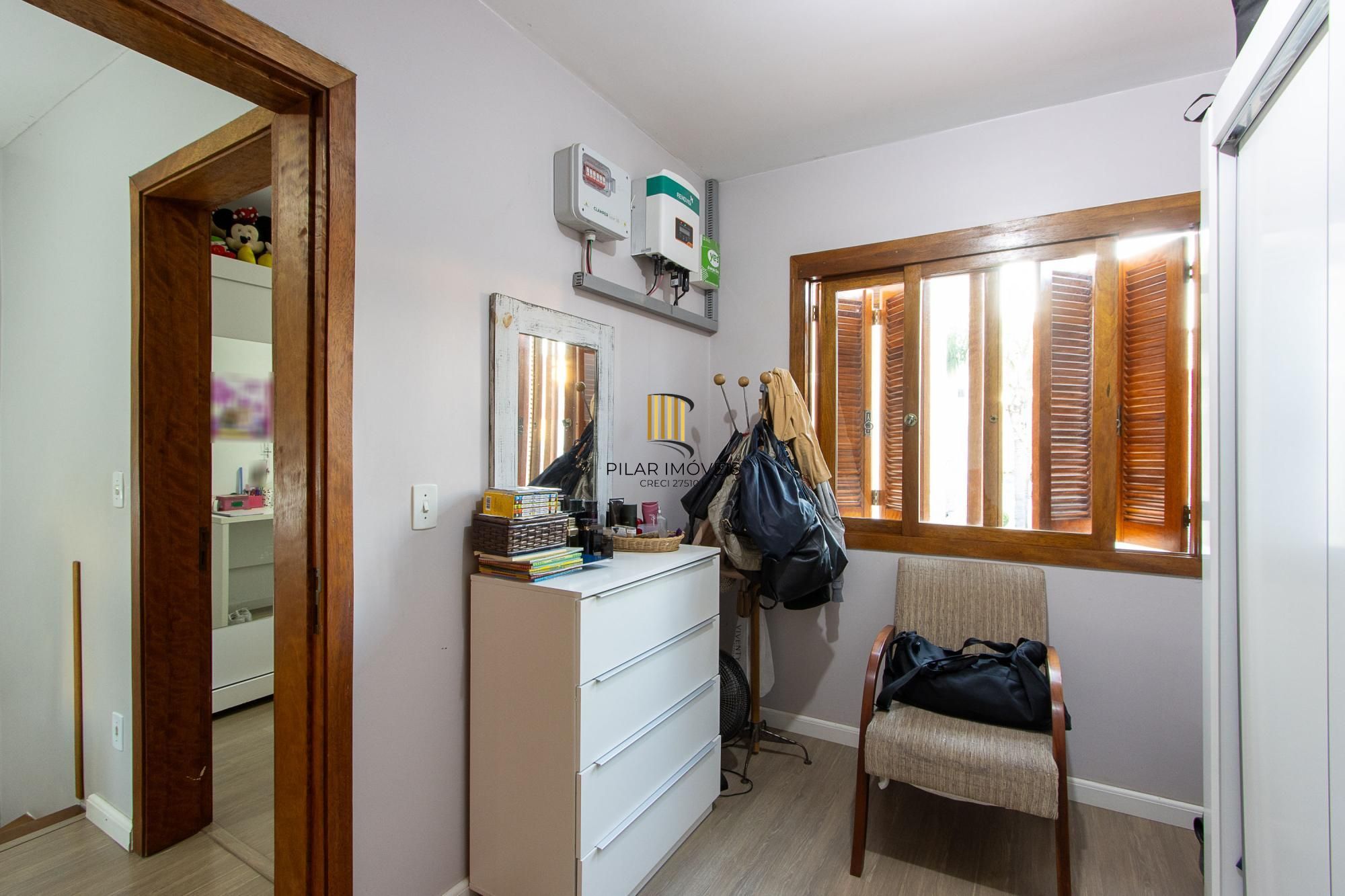 Casa de condomínio, 3 quartos, 1 suíte, piscina e 2 vagas de garagem;