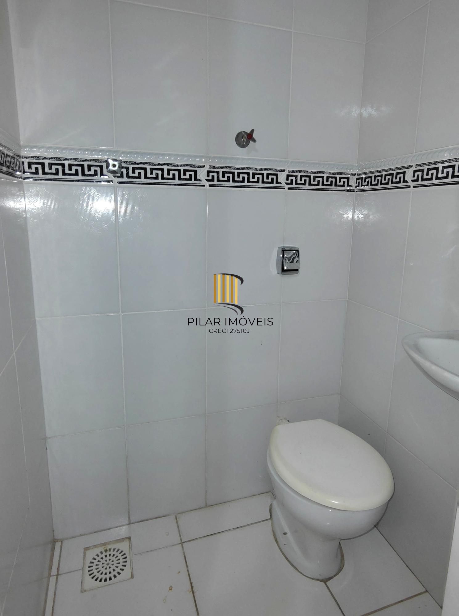 Casa de condomínio, 3 dormitórios, 1 suíte, 1 vaga coberta, no bairro Cristal.