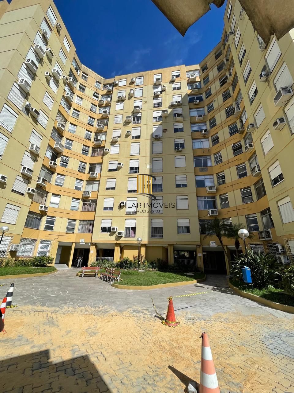 Apartamento 02 dormitórios, 01 banheiro e 01 vaga de garagem, 63,61m² de área privativa no bairro Cristal!