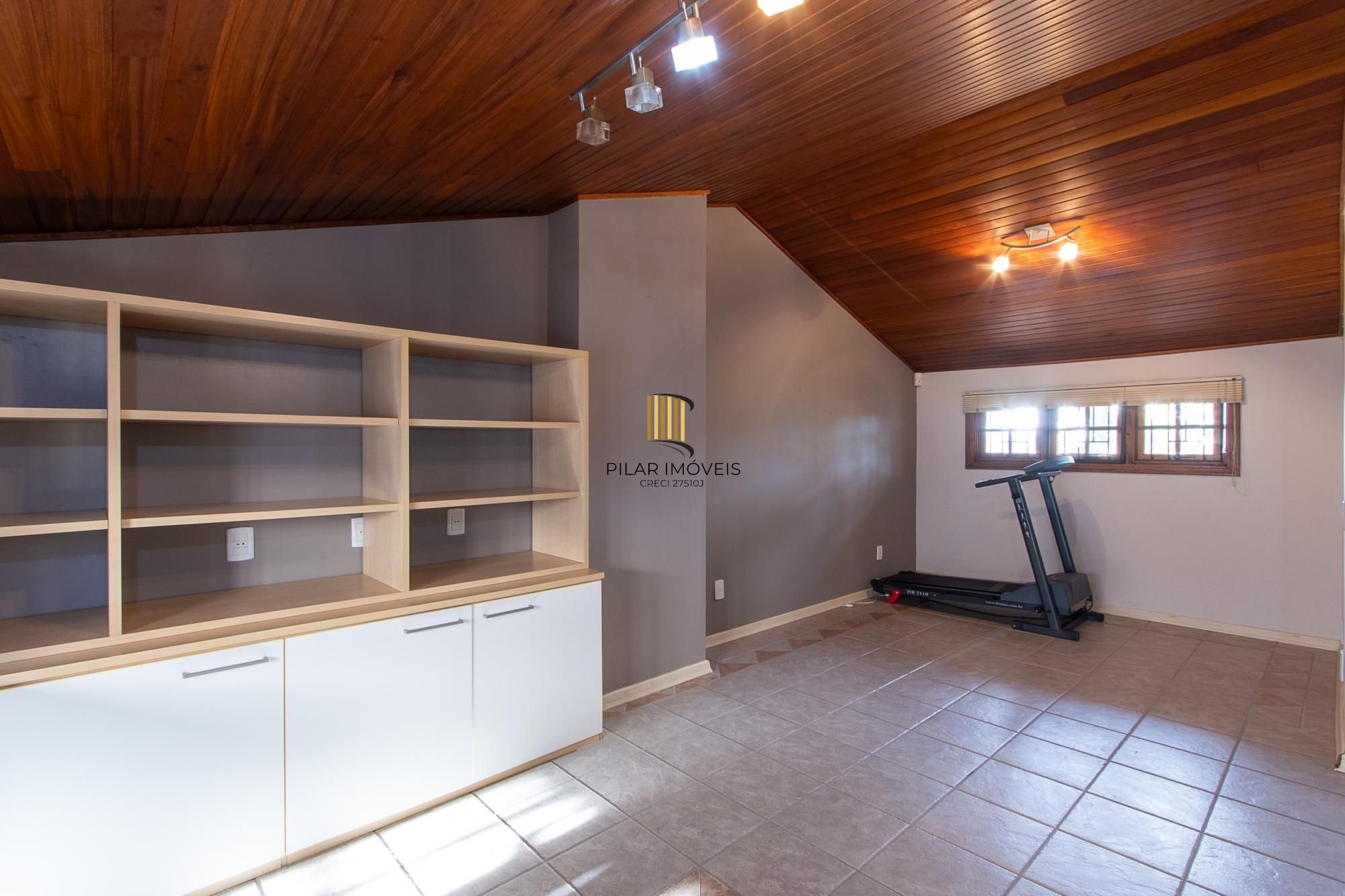 Excelente casa de 3 dormitórios, 1 suíte, pátio, piscina e vaga para 2 carros cobertas.