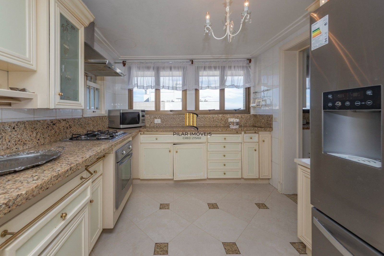 Clássica Cobertura, 600m2 privativos, 4 Dormitórios Sendo 3 Suítes!