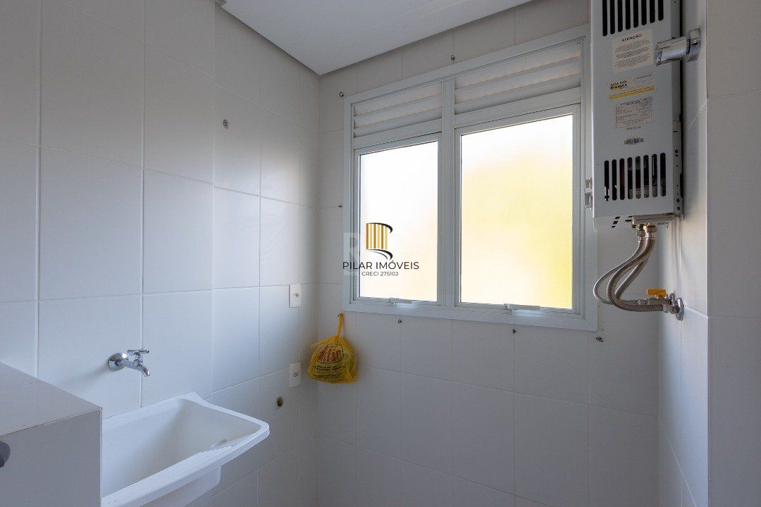 Apartamento de dois dormitórios, uma suíte, living, cozinha com churrasqueira, área de serviço, banheiro social e uma vaga de garagem.