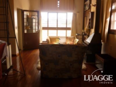 casa com 4 dormitórios, sendo uma suíte , e 530 area privativa