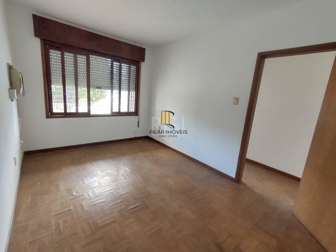Casa à venda com 3 quartos, 1 vaga e pátio - Bairro Medianeira