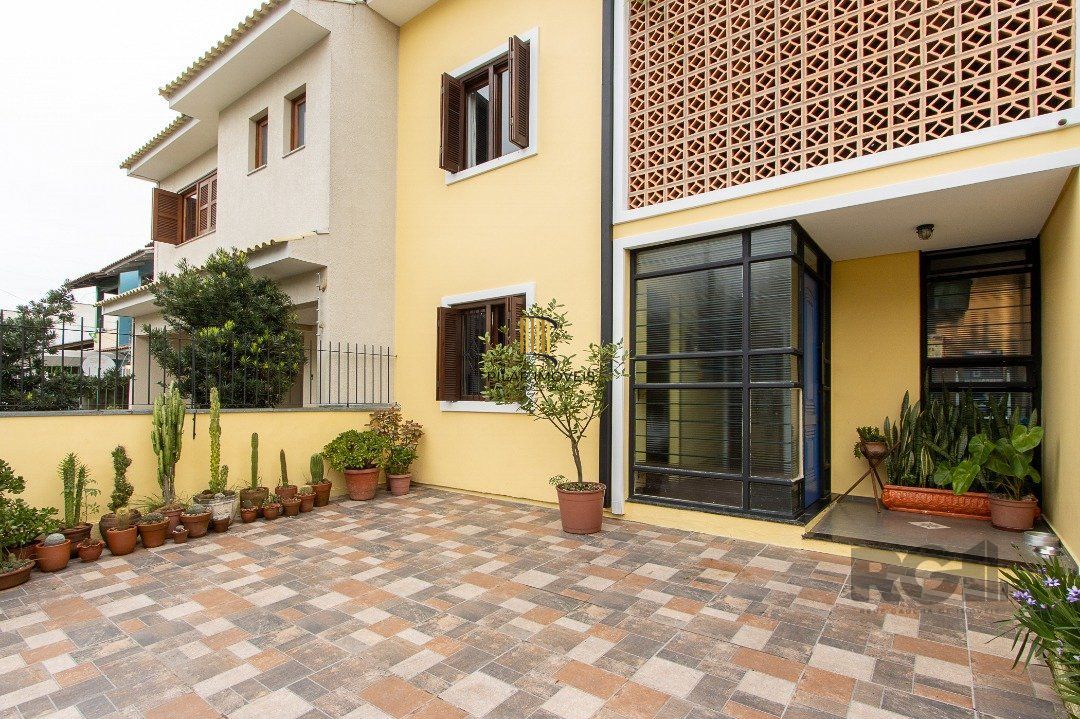 Casa 3 dormitórios no bairro Hípica