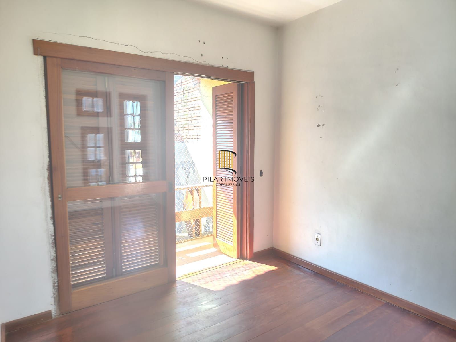 Casa de 4 dormitórios, 1 suíte e 4 vagas de garagem no bairro Cavalhada.