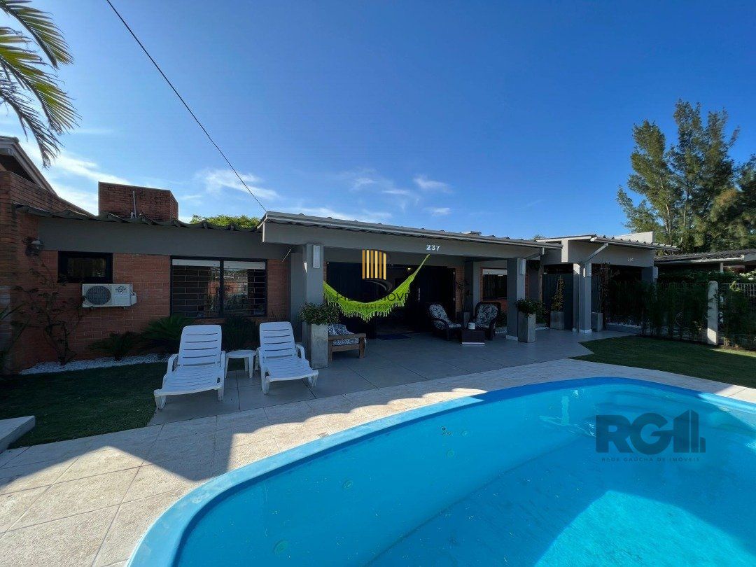 Casa avulsa em Atlântida,  totalmente reformada, com 5 dormitórios , duas suítes, pátio arborizado com piscina e churrasqueira.