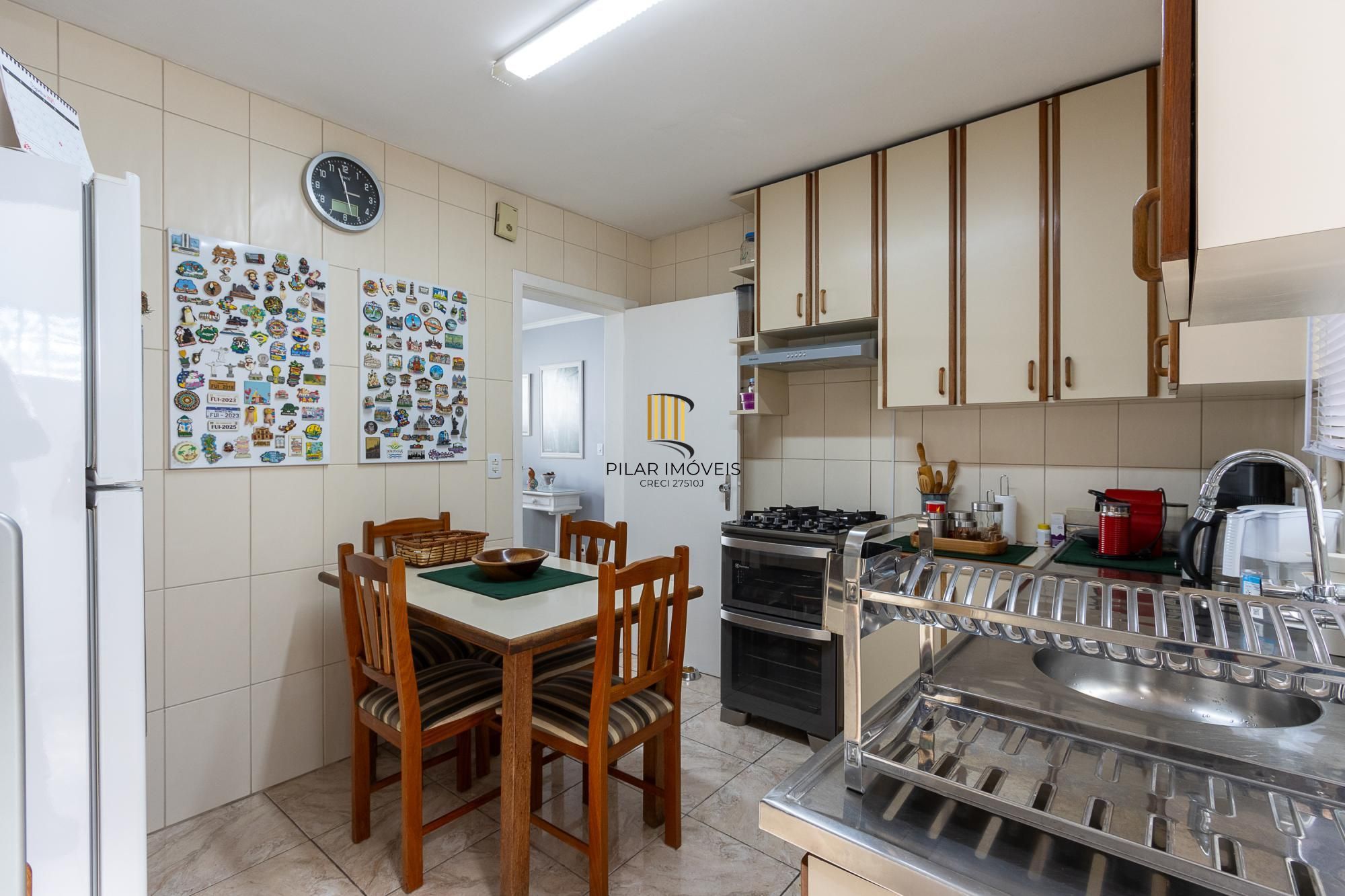 Casa de alvenaria, 4 dormitórios, 2 suítes, bairro Cristal.