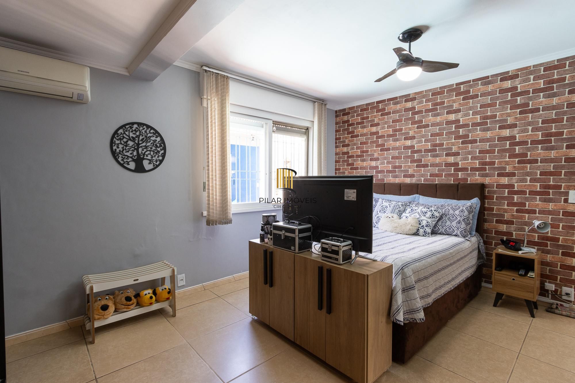 Casa de alvenaria, 4 dormitórios, 2 suítes, bairro Cristal.