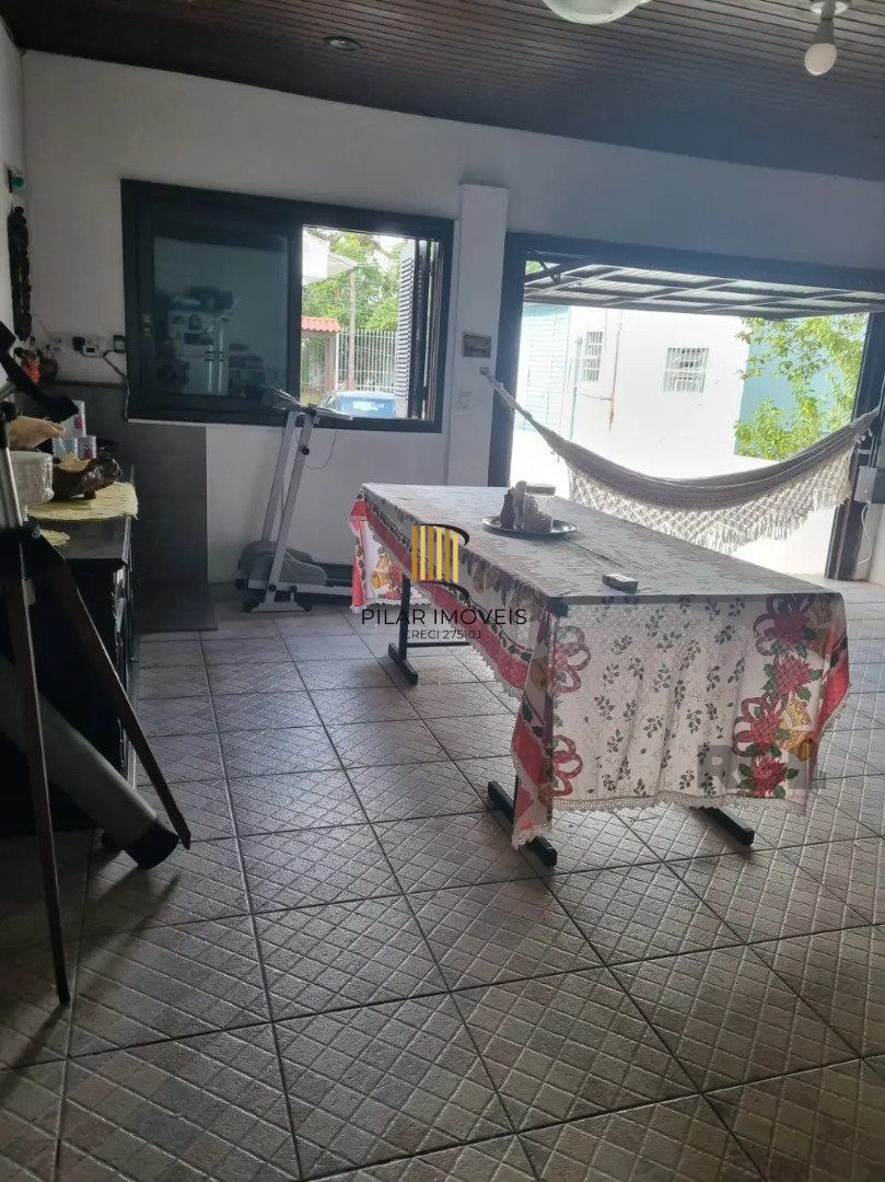 Casa térrea, 3 dormitórios, 1 suíte, living para 2 ambientes, cozinha, pátio, 2 banheiros e 4 vagas .