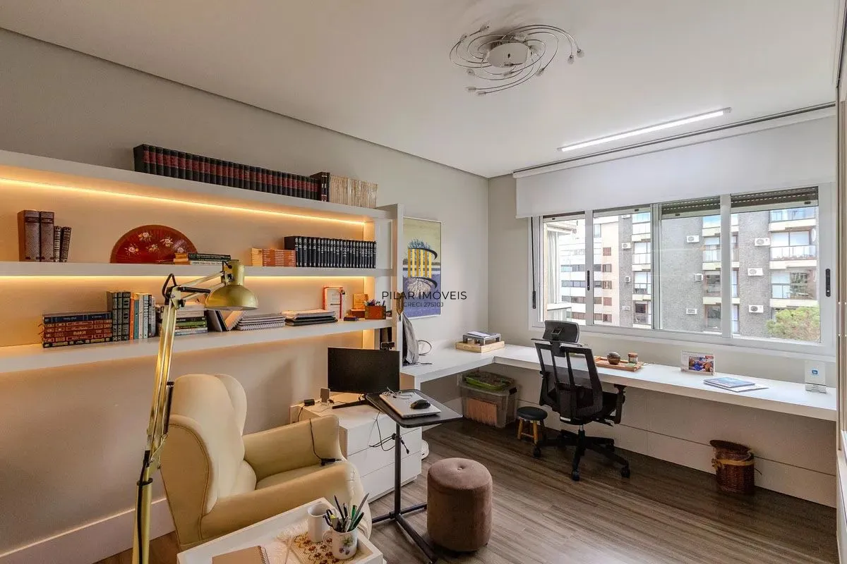 Apartamento com 3 dormitórios, 2 vagas e 231.61m² - Bairro Menino Deus