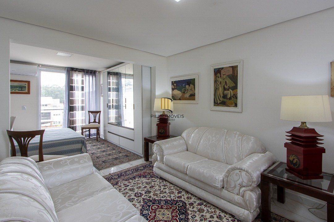 casa possui 3 suítes, 2 com closet
