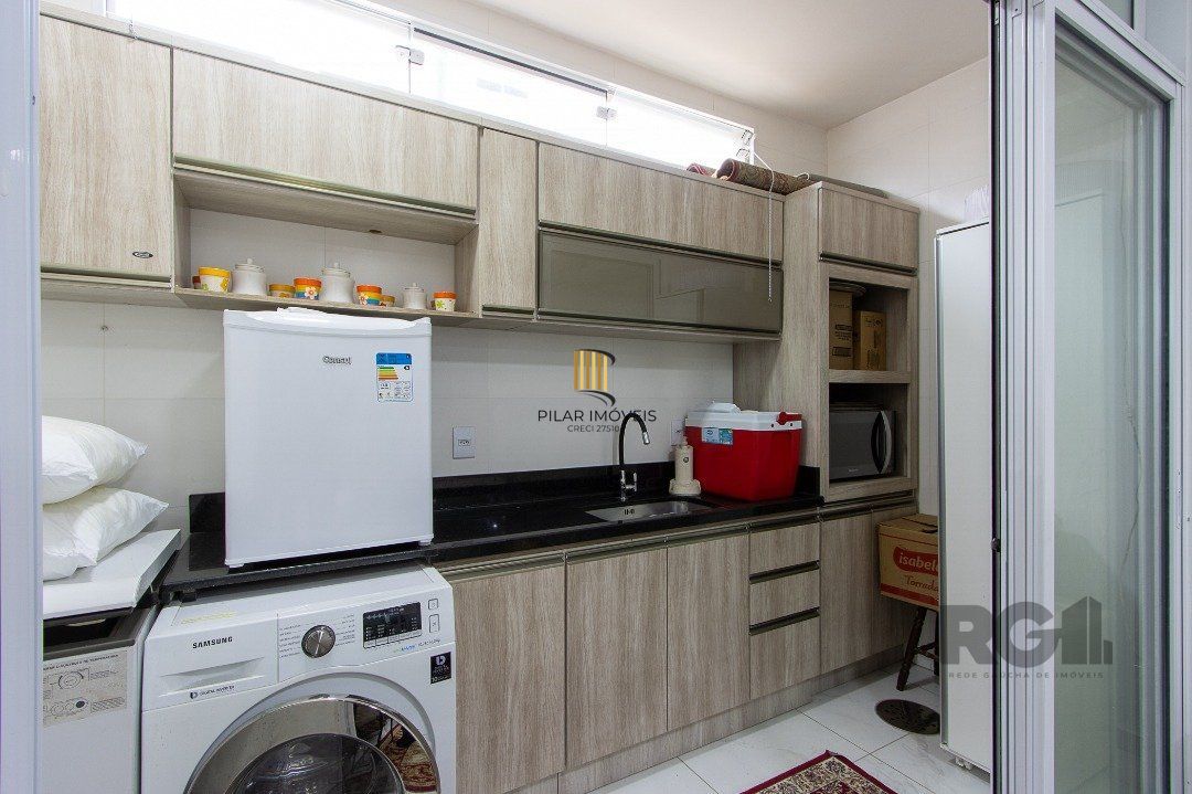 casa possui 3 suítes, 2 com closet