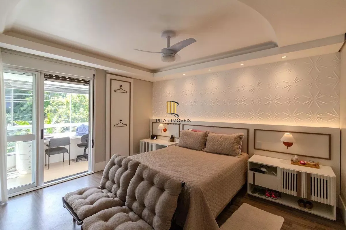 Apartamento com 3 dormitórios, 2 vagas e 231.61m² - Bairro Menino Deus