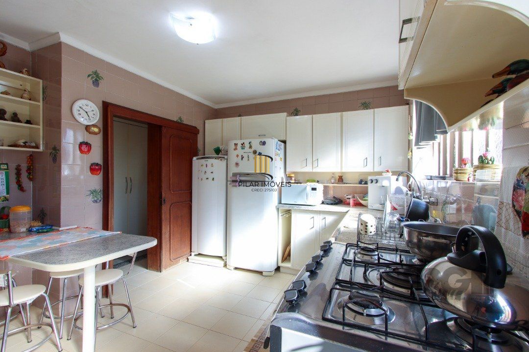 Casa a venda com 03 dormitórios, living 03 ambientes com vista para o Rio.