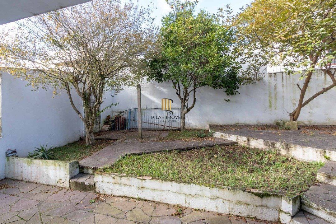 Casa com piscina em localização nobre no bairro Tristeza com vista para Rio Guaíba.