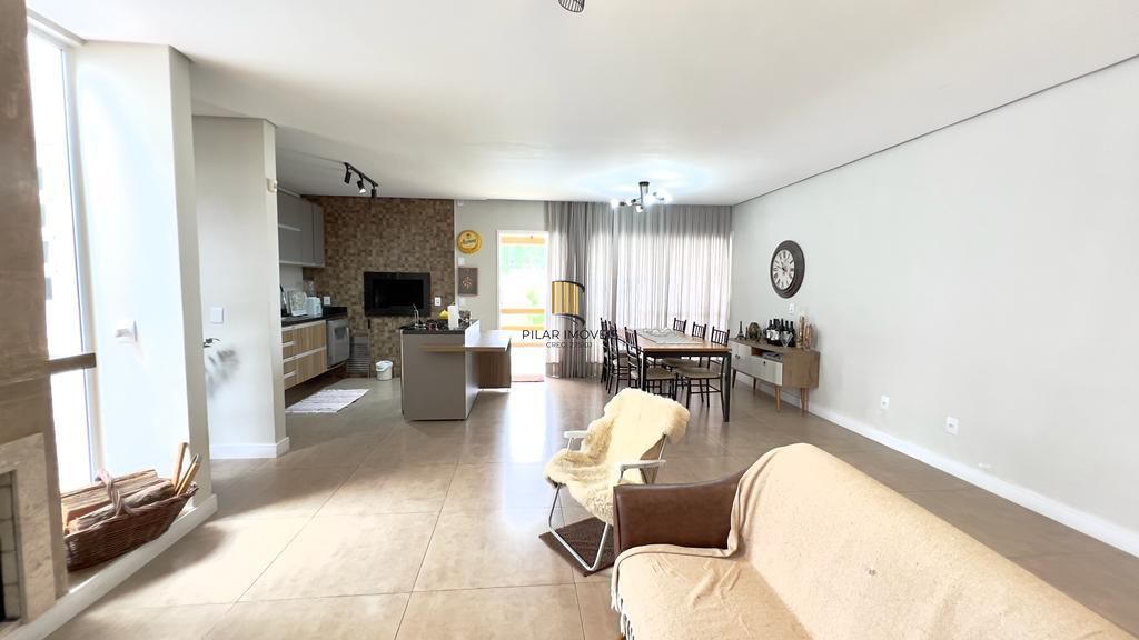 Casa térrea com piscina  no Guarujá