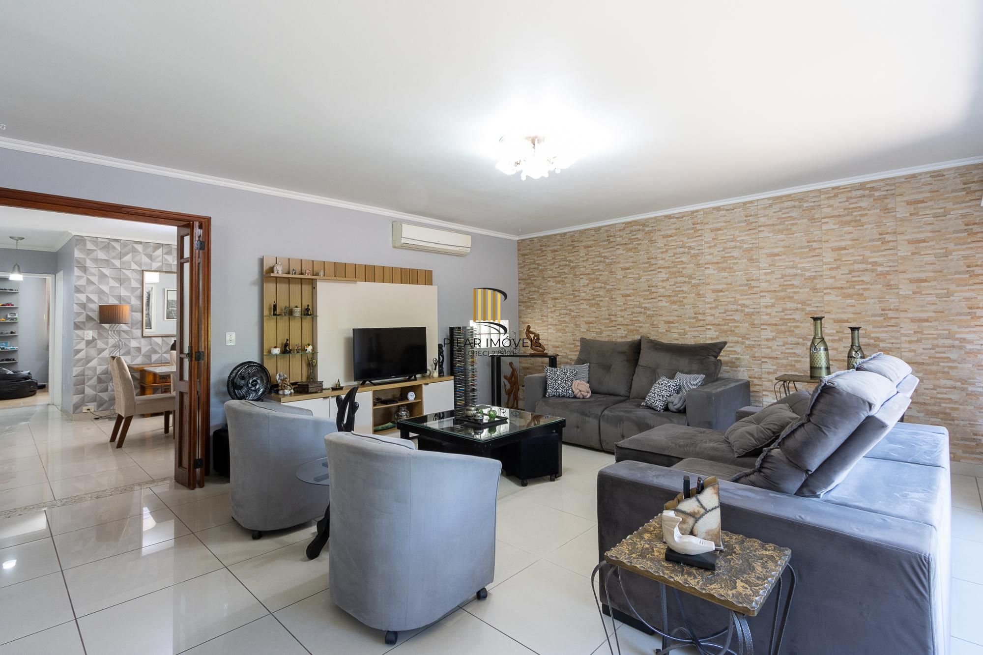 Casa de alvenaria, 4 dormitórios, 2 suítes, bairro Cristal.