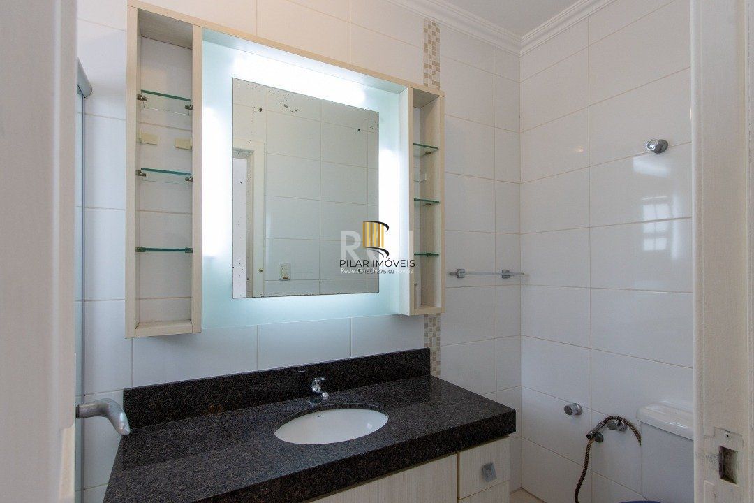 Uma suíte, estar íntimo, living 2 ambientes, lareira, lavabo, cozinha mobiliada,