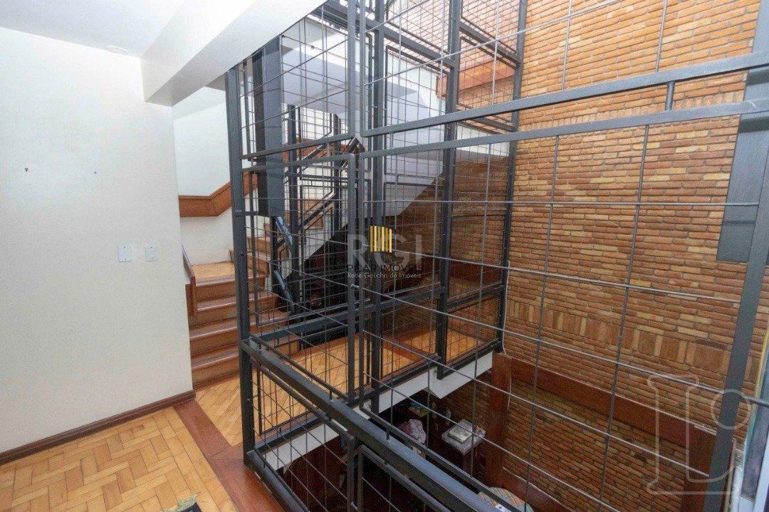 Casa para Venda - 349m², 4 dormitórios, sendo 1 suites, 3 vagas - Tristeza