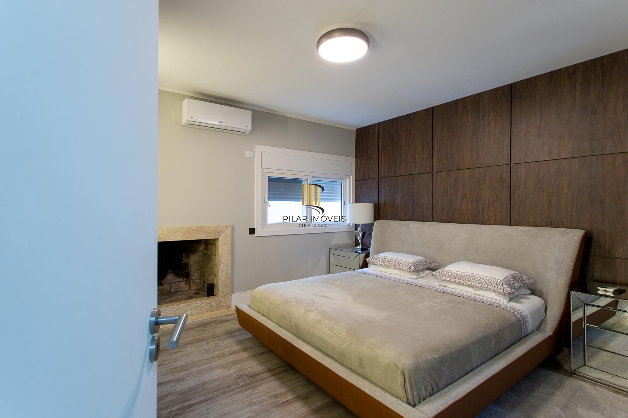 Casa térrea no Condominio Terra Ville, com patio e piscina.