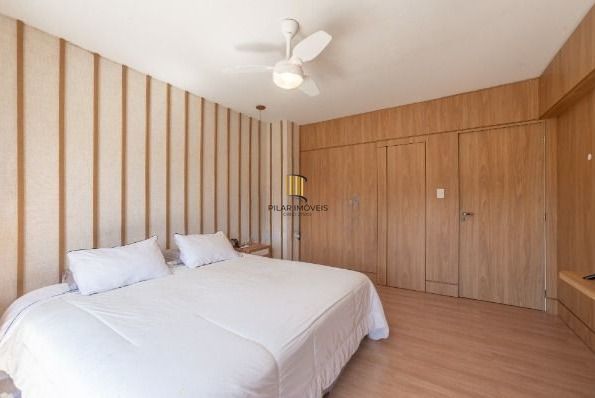 Casa com 3 suítes amplas, além de uma sala generoso com lareira e 2 vagas de garagem.