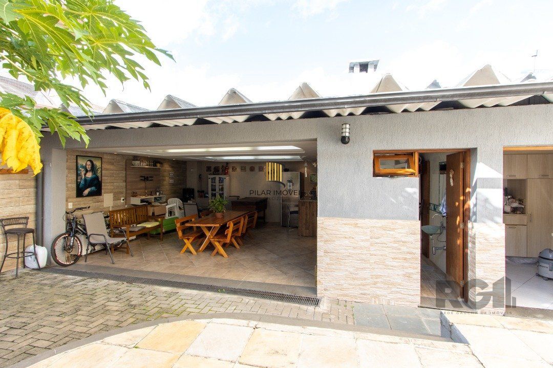 Casa 3 dormitórios no bairro Medianeira