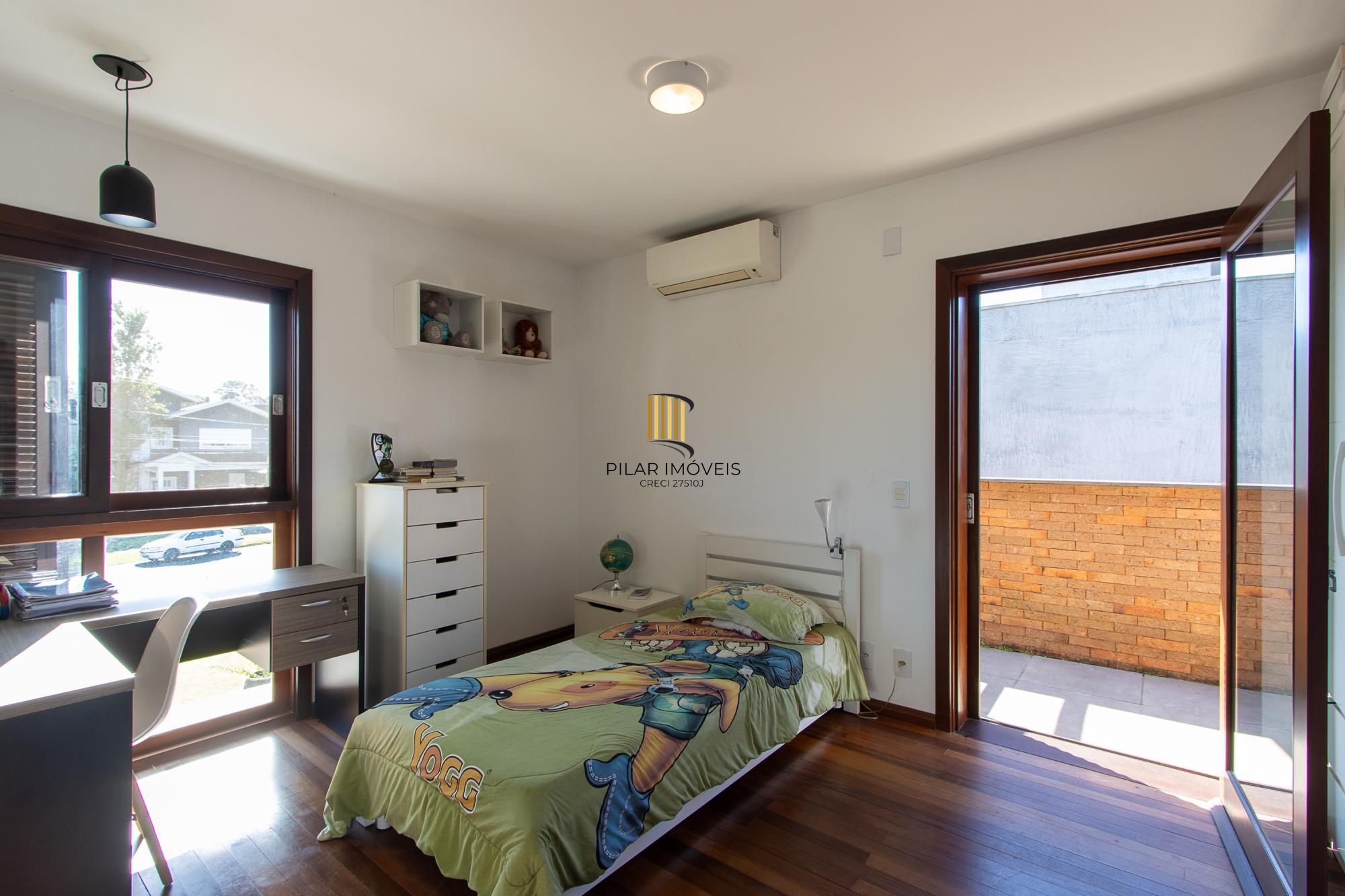Casa no Condominio Terra Ville.  3 suites, com fundo para o lago.