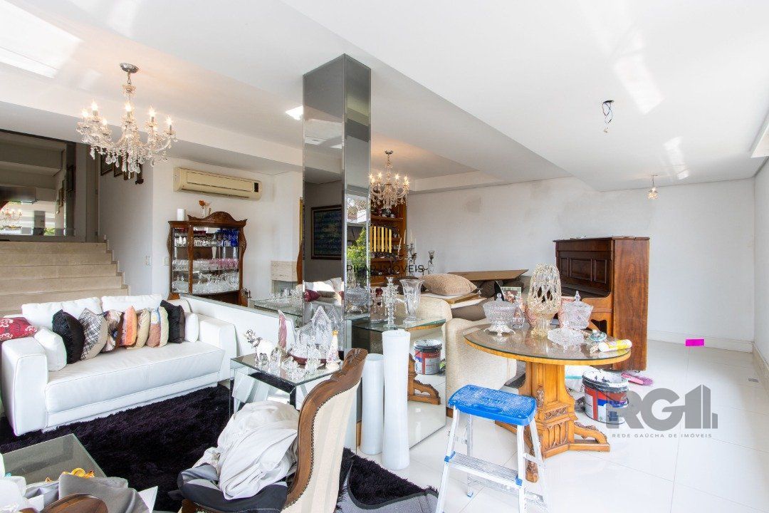 Casa em condominio . com 6 suites, sendo 3 suítes master com closet e hidro.