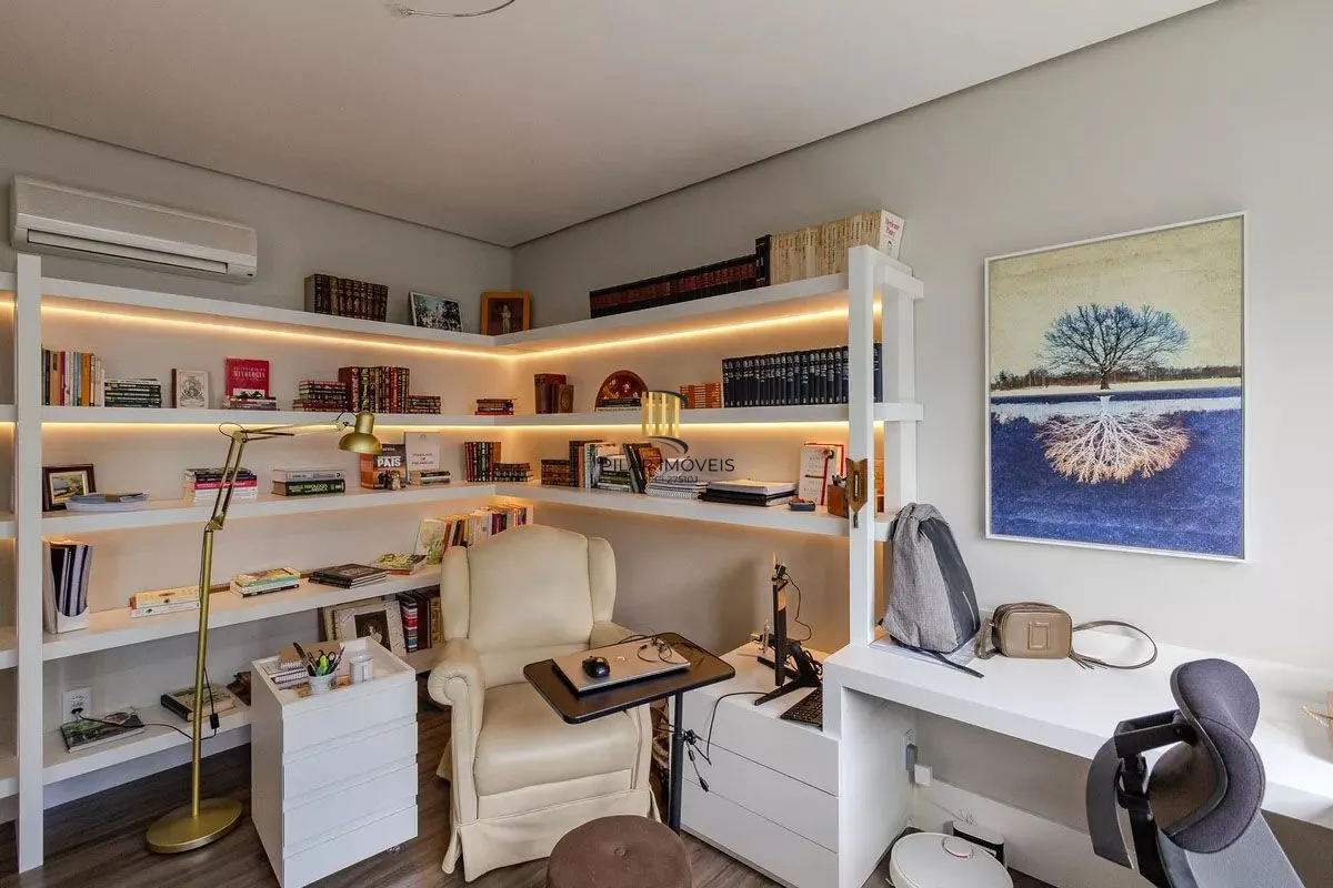 Apartamento com 3 dormitórios, 2 vagas e 231.61m² - Bairro Menino Deus