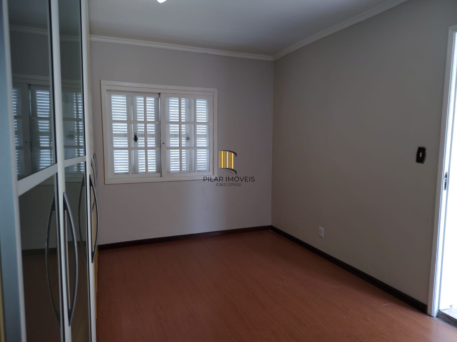 Casa de alvenaria, com 3 quartos, 1 suíte e 3 vagas de garagem.