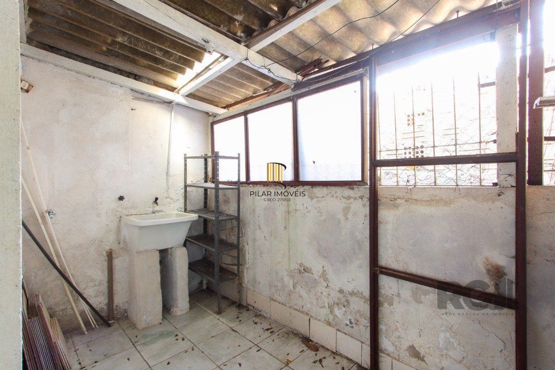 Casa com 109m² de área privativa, possui 02 dormitórios, living para 2 ambientes, cozinha, 2 banheiros
